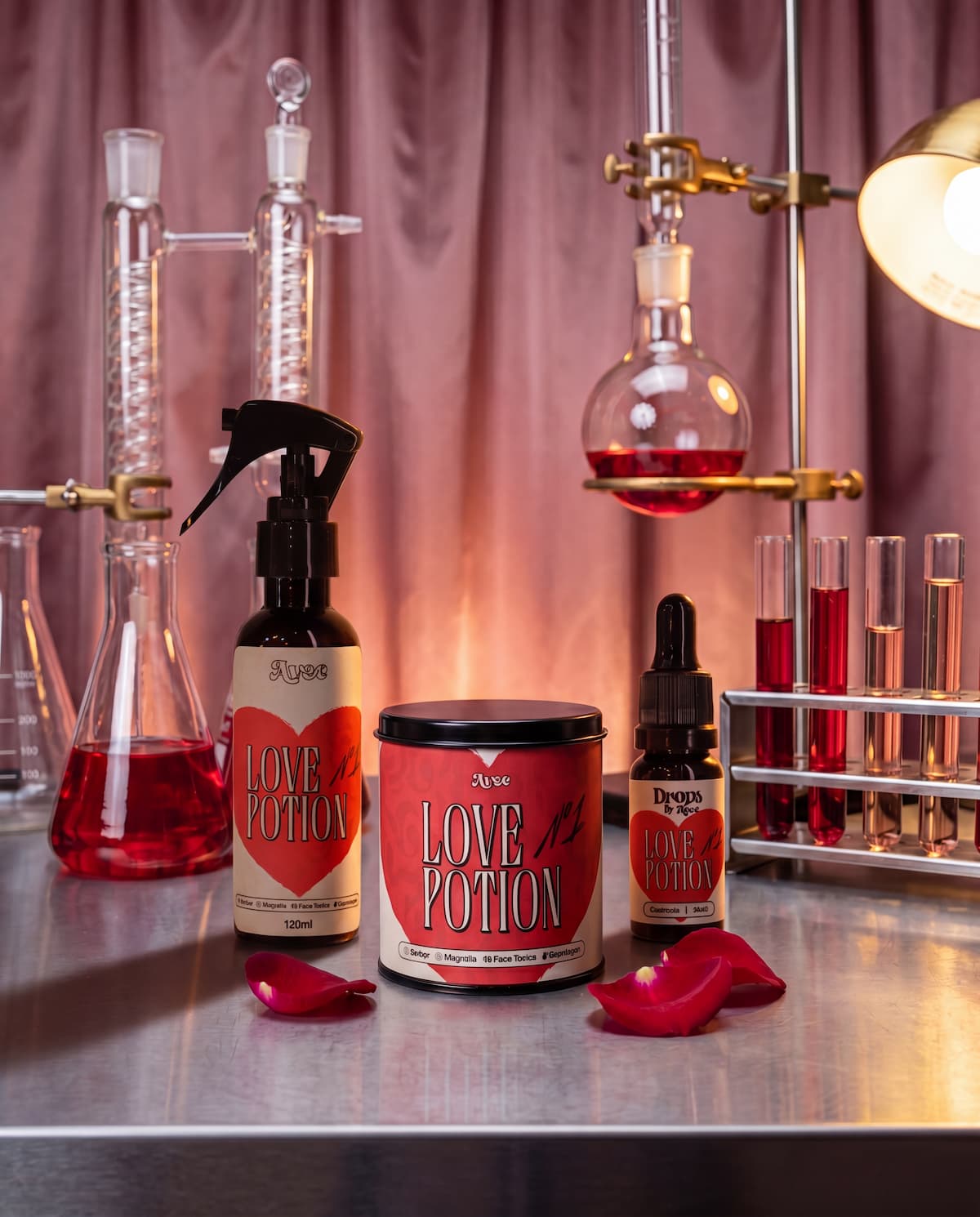 Coleção Love Potion N°1 da Avec — spray, vela e drops em ambiente de laboratório